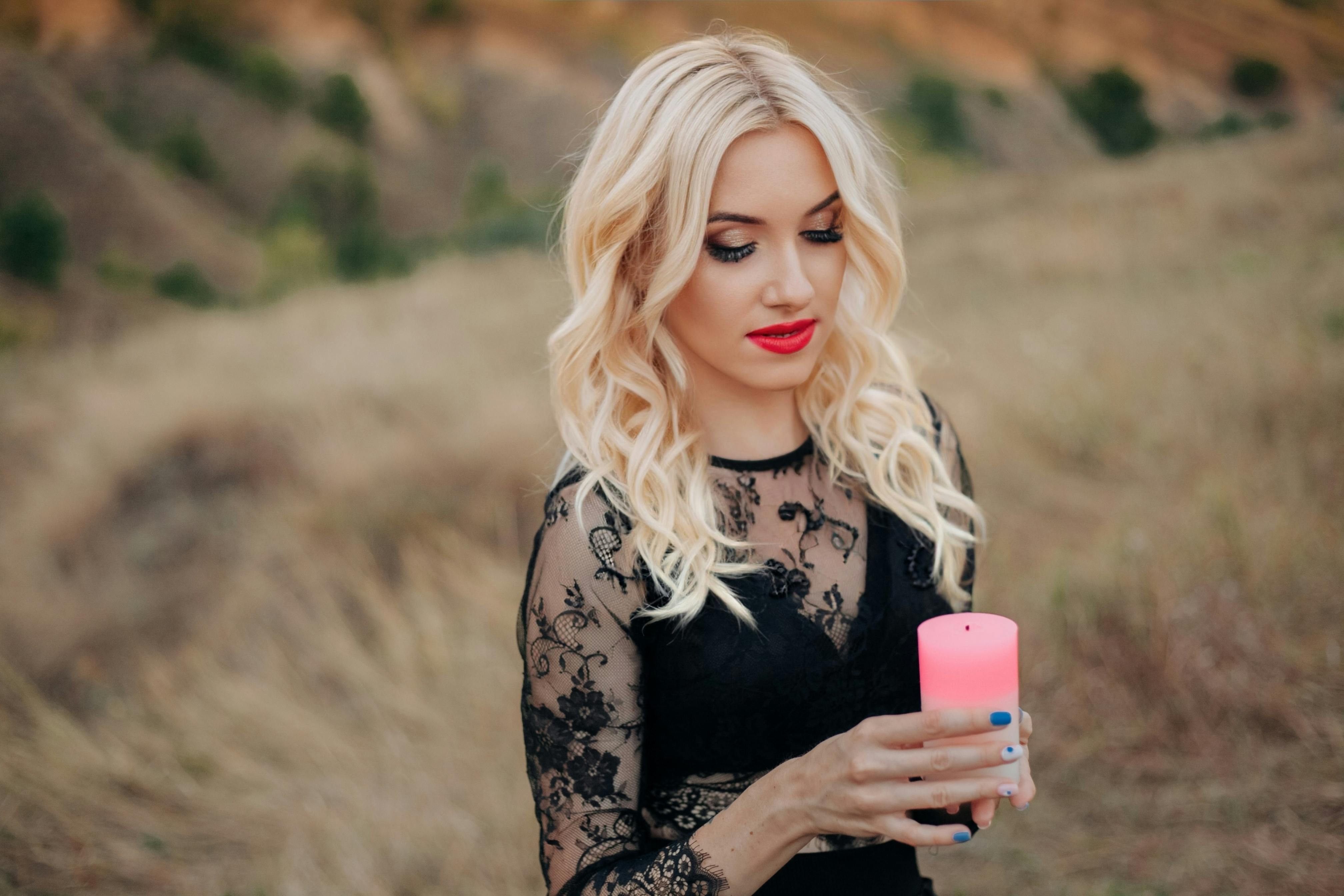 焦点轮播封面：动漫风格的活力人物画面